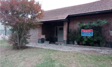 VENTA CASA 3 AMB CON GRAN PARQUE Y GARAGE