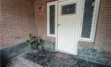VENTA CASA 3 AMB CON GRAN PARQUE Y GARAGE