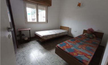 VENTA CASA 3 AMB CON GRAN PARQUE Y GARAGE