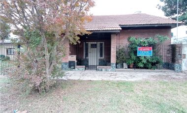 VENTA CASA 3 AMB CON GRAN PARQUE Y GARAGE