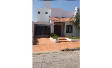 VENDO CASA 3 DORMITORIOS EN BARRIO COLINAS DE VELEZ SARSFIELD