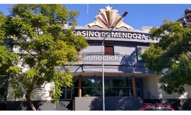 Esquina frente al Casino de Mendoza