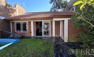 Venta casa 4 ambientes con cochera en Villa Dominico