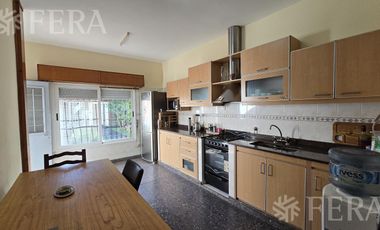 Venta casa 4 ambientes con cochera en Villa Dominico