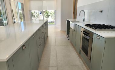 A ESTRENAR. MUY EQUIPADA. SIN MUEBLES.