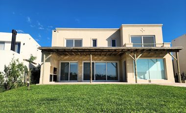 A ESTRENAR. MUY EQUIPADA. SIN MUEBLES.