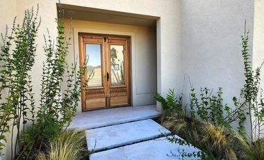 A ESTRENAR. MUY EQUIPADA. SIN MUEBLES.