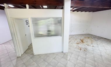 Galpón / deposito con oficinas en alquiler en Martinez