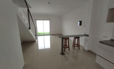 Venta Tríplex 4 Ambientes en Olivos  Jardín y Terraza Privada