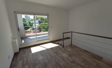 Venta Tríplex 4 Ambientes en Olivos  Jardín y Terraza Privada