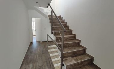 Venta Tríplex 4 Ambientes en Olivos  Jardín y Terraza Privada