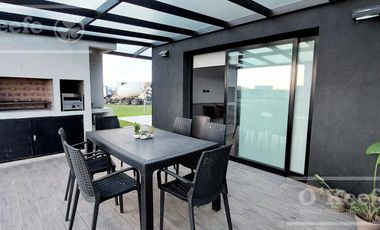 Casa de 4 ambientes en venta/alquiler en Sebastian Gaboto Pueblos del Plata, Hudson. Berazategui