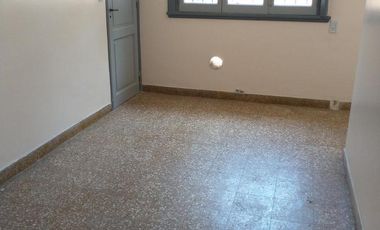 Excelente PH 2 ambientes con entrada independiente reciclado a nuevo, patio. Exc ubicación.
