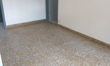 Excelente PH 2 ambientes con entrada independiente reciclado a nuevo, patio. Exc ubicación.