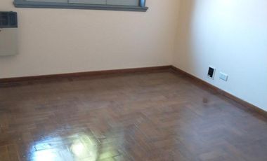 Excelente PH 2 ambientes con entrada independiente reciclado a nuevo, patio. Exc ubicación.