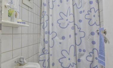 Departamento 5 ambientes con baño y toilette, espacio para auto. Cerca Unicenter.