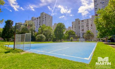 Departamento 5 ambientes con baño y toilette, espacio para auto. Cerca Unicenter.