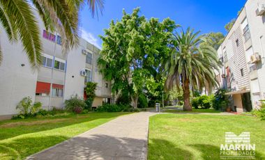 Departamento 5 ambientes con baño y toilette, espacio para auto. Cerca Unicenter.