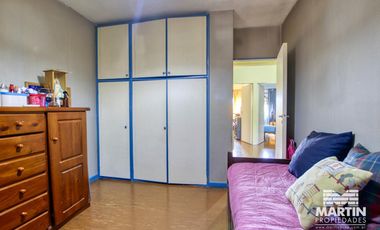 Departamento 5 ambientes con baño y toilette, espacio para auto. Cerca Unicenter.