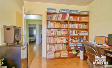 Departamento 5 ambientes con baño y toilette, espacio para auto. Cerca Unicenter.