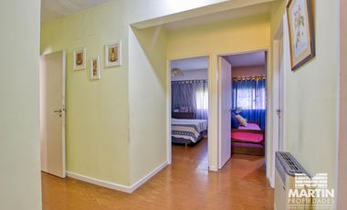 Departamento 5 ambientes con baño y toilette, espacio para auto. Cerca Unicenter.