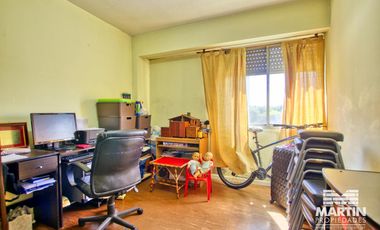 Departamento 5 ambientes con baño y toilette, espacio para auto. Cerca Unicenter.