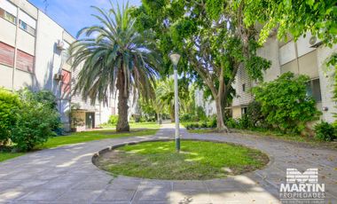 Departamento 5 ambientes con baño y toilette, espacio para auto. Cerca Unicenter.
