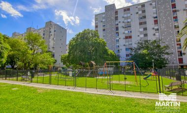 Departamento 5 ambientes con baño y toilette, espacio para auto. Cerca Unicenter.