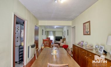 Departamento 5 ambientes con baño y toilette, espacio para auto. Cerca Unicenter.