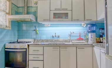 Departamento 5 ambientes con baño y toilette, espacio para auto. Cerca Unicenter.