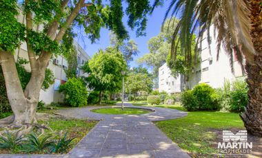 Departamento 5 ambientes con baño y toilette, espacio para auto. Cerca Unicenter.