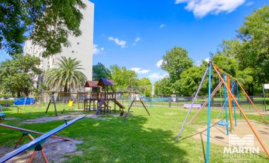 Departamento 5 ambientes con baño y toilette, espacio para auto. Cerca Unicenter.