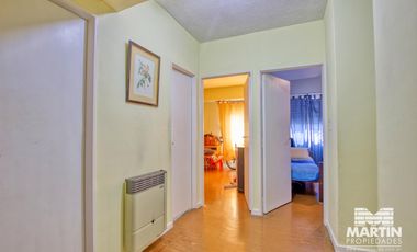 Departamento 5 ambientes con baño y toilette, espacio para auto. Cerca Unicenter.