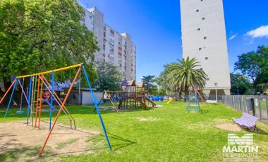 Departamento 5 ambientes con baño y toilette, espacio para auto. Cerca Unicenter.