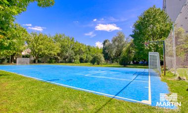 Departamento 5 ambientes con baño y toilette, espacio para auto. Cerca Unicenter.