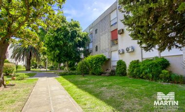 Departamento 5 ambientes con baño y toilette, espacio para auto. Cerca Unicenter.