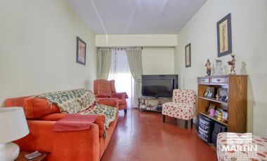 Departamento 5 ambientes con baño y toilette, espacio para auto. Cerca Unicenter.