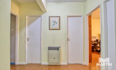 Departamento 5 ambientes con baño y toilette, espacio para auto. Cerca Unicenter.