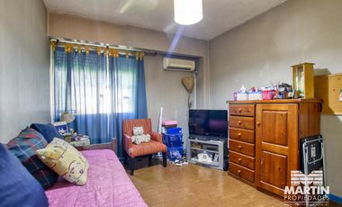 Departamento 5 ambientes con baño y toilette, espacio para auto. Cerca Unicenter.