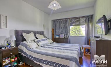 Departamento 5 ambientes con baño y toilette, espacio para auto. Cerca Unicenter.