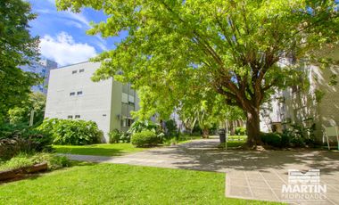 Departamento 5 ambientes con baño y toilette, espacio para auto. Cerca Unicenter.