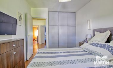 Departamento 5 ambientes con baño y toilette, espacio para auto. Cerca Unicenter.