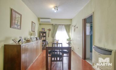 Departamento 5 ambientes con baño y toilette, espacio para auto. Cerca Unicenter.