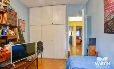 Departamento 5 ambientes con baño y toilette, espacio para auto. Cerca Unicenter.