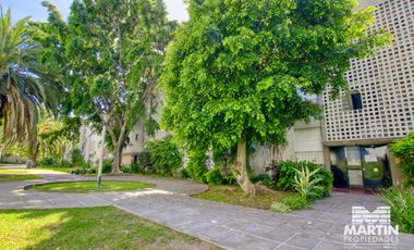 Departamento 5 ambientes con baño y toilette, espacio para auto. Cerca Unicenter.