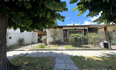 Venta casa 4 ambientes con cochera y jardín en Wilde