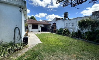 Venta casa 4 ambientes con cochera y jardín en Wilde