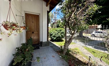 Venta casa 4 ambientes con cochera y jardín en Wilde