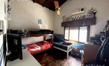 Venta casa 4 ambientes con cochera y jardín en Wilde
