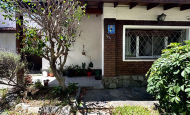 Venta casa 4 ambientes con cochera y jardín en Wilde